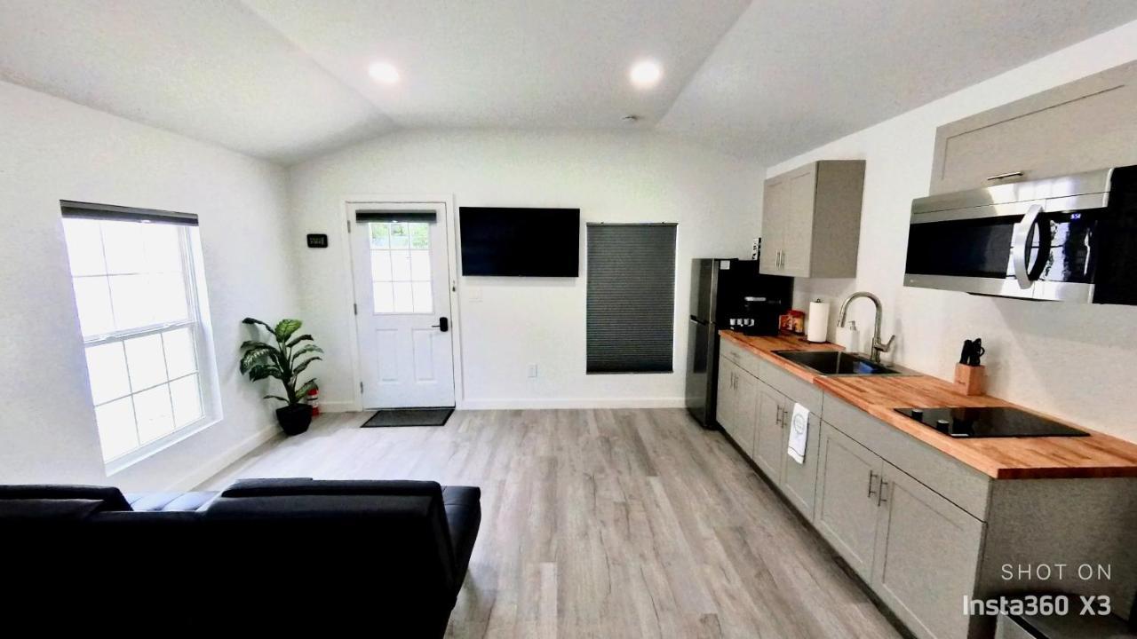 All Modern Studio With Private Entry & Parking. ブランドン エクステリア 写真