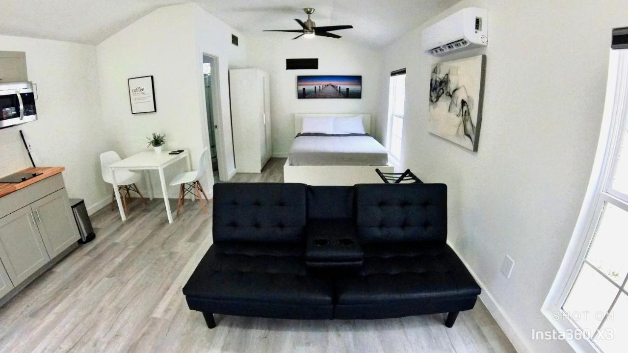 All Modern Studio With Private Entry & Parking. ブランドン エクステリア 写真