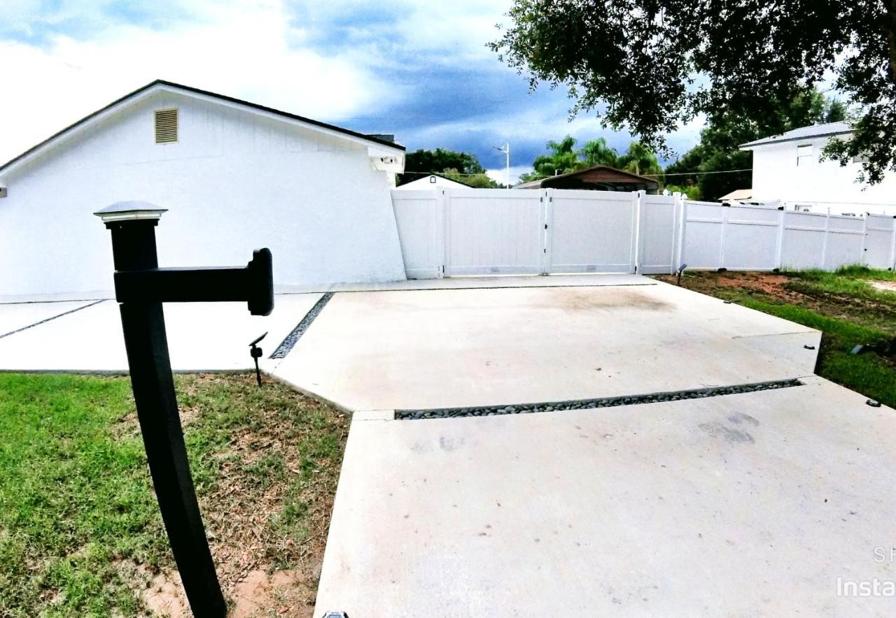 All Modern Studio With Private Entry & Parking. ブランドン エクステリア 写真