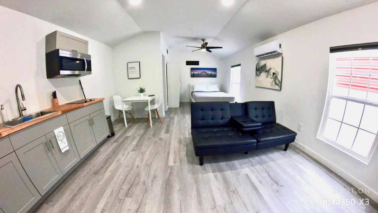 All Modern Studio With Private Entry & Parking. ブランドン エクステリア 写真