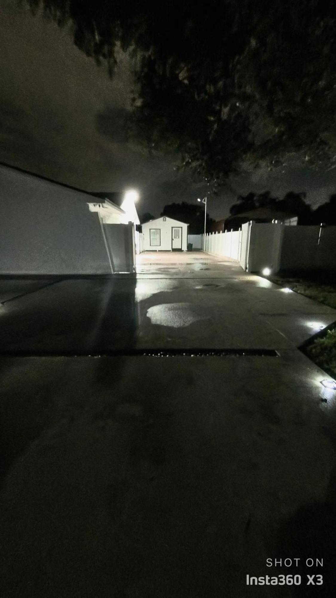All Modern Studio With Private Entry & Parking. ブランドン エクステリア 写真